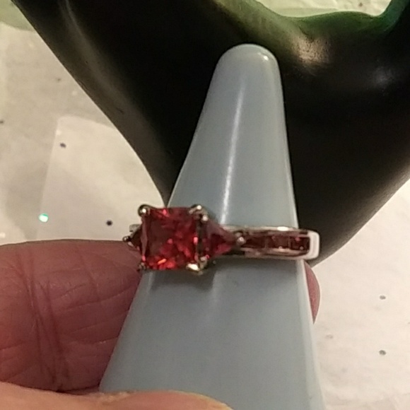 FASHION WOMENS PRINCESS RED 💍 RING - Picture 3 of 5